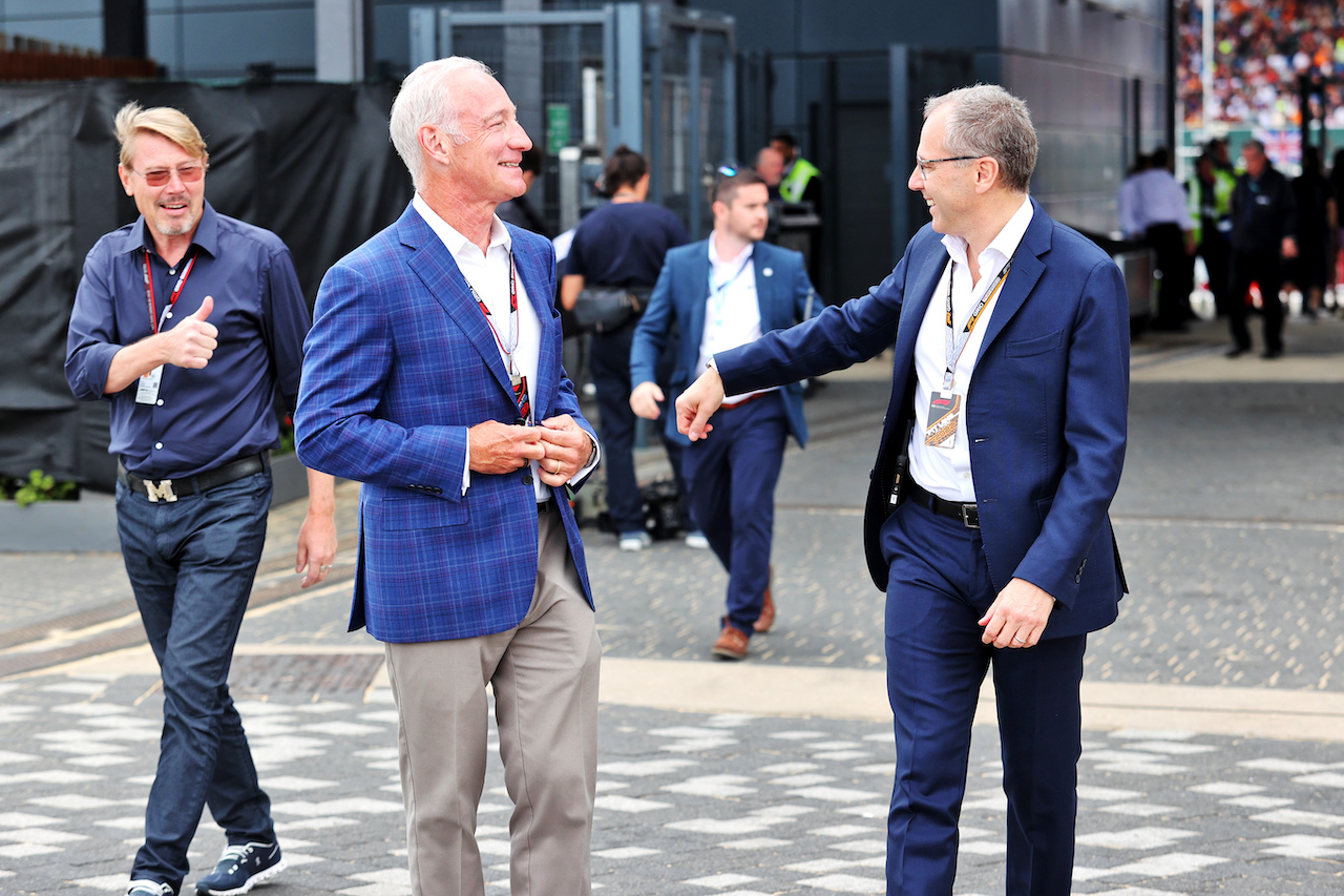 GP GRAN BRETAGNA, (L to R): Greg Maffei (USA) Liberty Media Corporation President e Chief Executive Officer with Stefano Domenicali (ITA) Formula One President e CEO.
03.07.2022. Formula 1 World Championship, Rd 10, British Grand Prix, Silverstone, England, Gara Day.
- www.xpbimages.com, EMail: requests@xpbimages.com © Copyright: Davenport / XPB Images