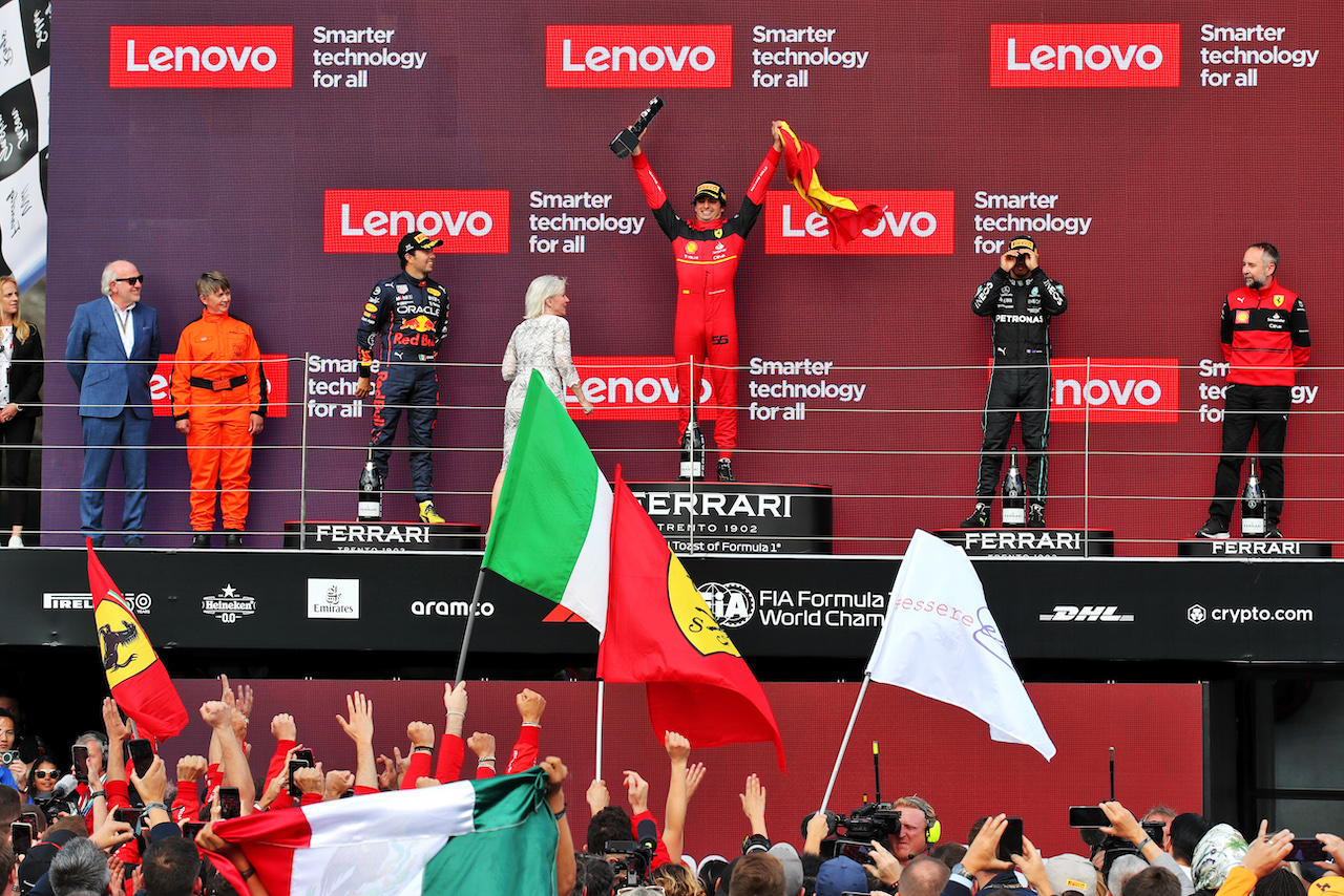 GP GRAN BRETAGNA, The podium (L to R): Sergio Perez (MEX) Red Bull Racing, second; Carlos Sainz Jr (ESP) Ferrari, vincitore; Lewis Hamilton (GBR) Mercedes AMG F1, third.
03.07.2022. Formula 1 World Championship, Rd 10, British Grand Prix, Silverstone, England, Gara Day.
 - www.xpbimages.com, EMail: requests@xpbimages.com © Copyright: Coates / XPB Images
