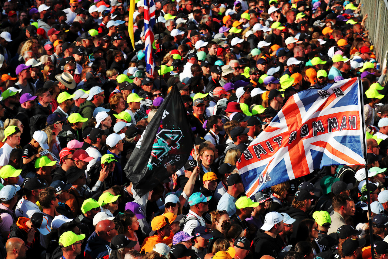 GP GRAN BRETAGNA, Fans on the circuit after the race has ended.
03.07.2022. Formula 1 World Championship, Rd 10, British Grand Prix, Silverstone, England, Gara Day.
 - www.xpbimages.com, EMail: requests@xpbimages.com © Copyright: Coates / XPB Images