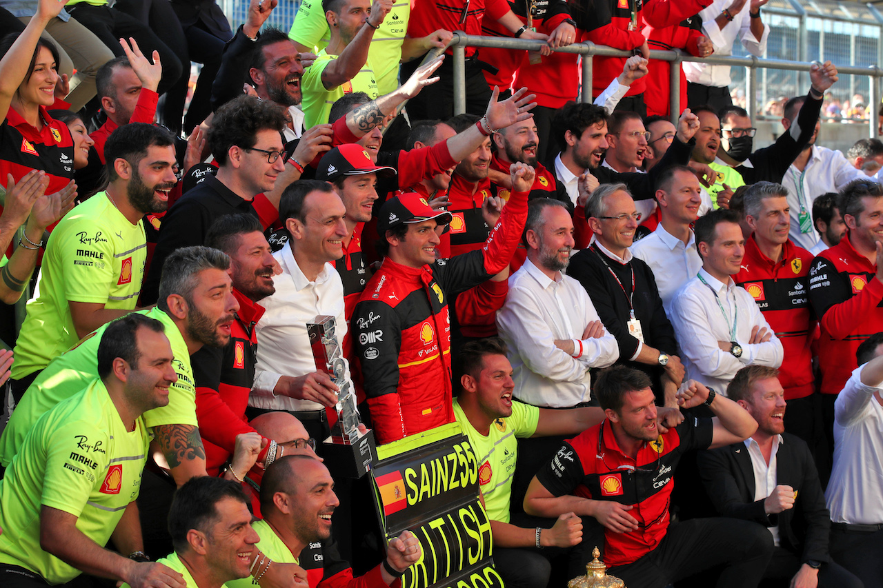 GP GRAN BRETAGNA, Gara winner Carlos Sainz Jr (ESP) Ferrari celebrates with team mate Charles Leclerc (MON) Ferrari, Mattia Binotto (ITA) Ferrari Team Principal, e the team.
03.07.2022. Formula 1 World Championship, Rd 10, British Grand Prix, Silverstone, England, Gara Day.
 - www.xpbimages.com, EMail: requests@xpbimages.com © Copyright: Coates / XPB Images