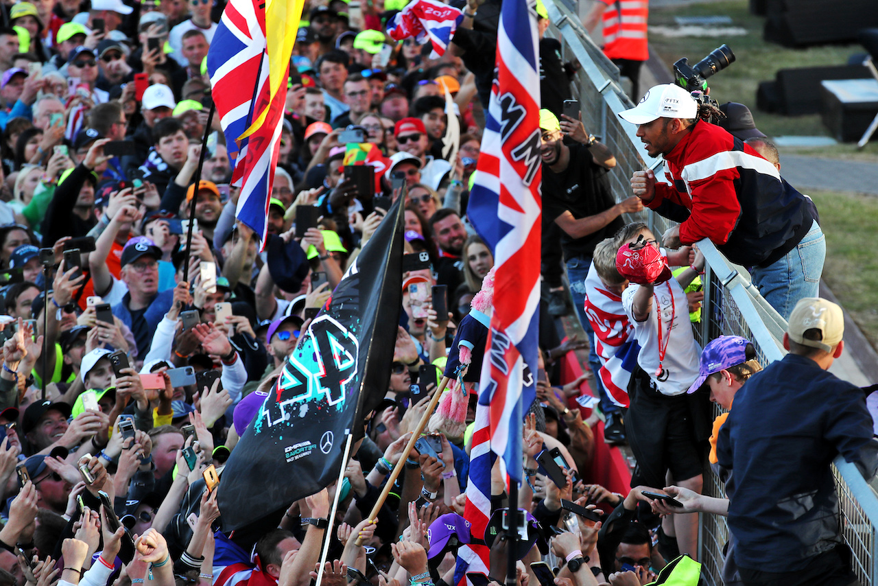 GP GRAN BRETAGNA, Lewis Hamilton (GBR) Mercedes AMG F1 with fans after the race.
03.07.2022. Formula 1 World Championship, Rd 10, British Grand Prix, Silverstone, England, Gara Day.
 - www.xpbimages.com, EMail: requests@xpbimages.com © Copyright: Coates / XPB Images