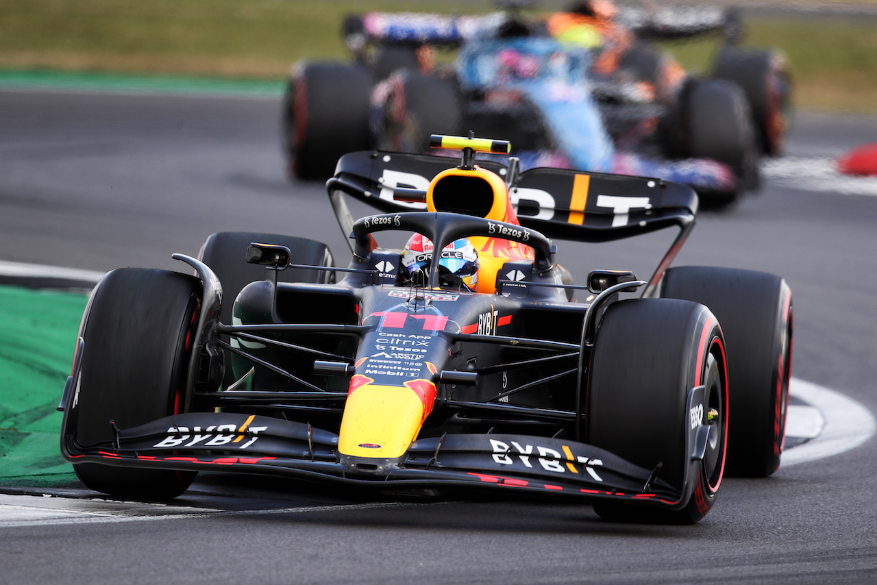 GP GRAN BRETAGNA, Sergio Perez (MEX) Red Bull Racing RB18.
03.07.2022. Formula 1 World Championship, Rd 10, British Grand Prix, Silverstone, England, Gara Day.
 - www.xpbimages.com, EMail: requests@xpbimages.com © Copyright: Coates / XPB Images