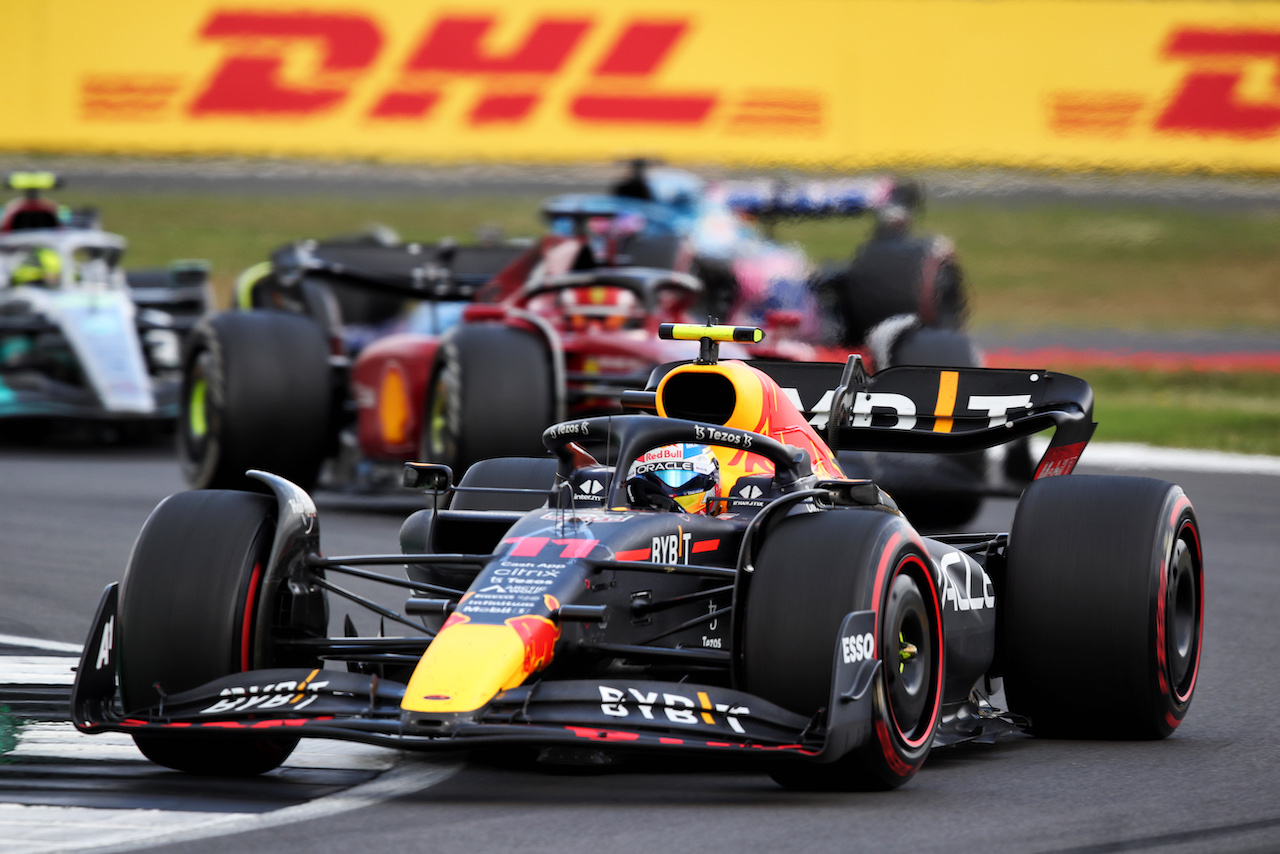 GP GRAN BRETAGNA, Sergio Perez (MEX) Red Bull Racing RB18.
03.07.2022. Formula 1 World Championship, Rd 10, British Grand Prix, Silverstone, England, Gara Day.
 - www.xpbimages.com, EMail: requests@xpbimages.com © Copyright: Coates / XPB Images