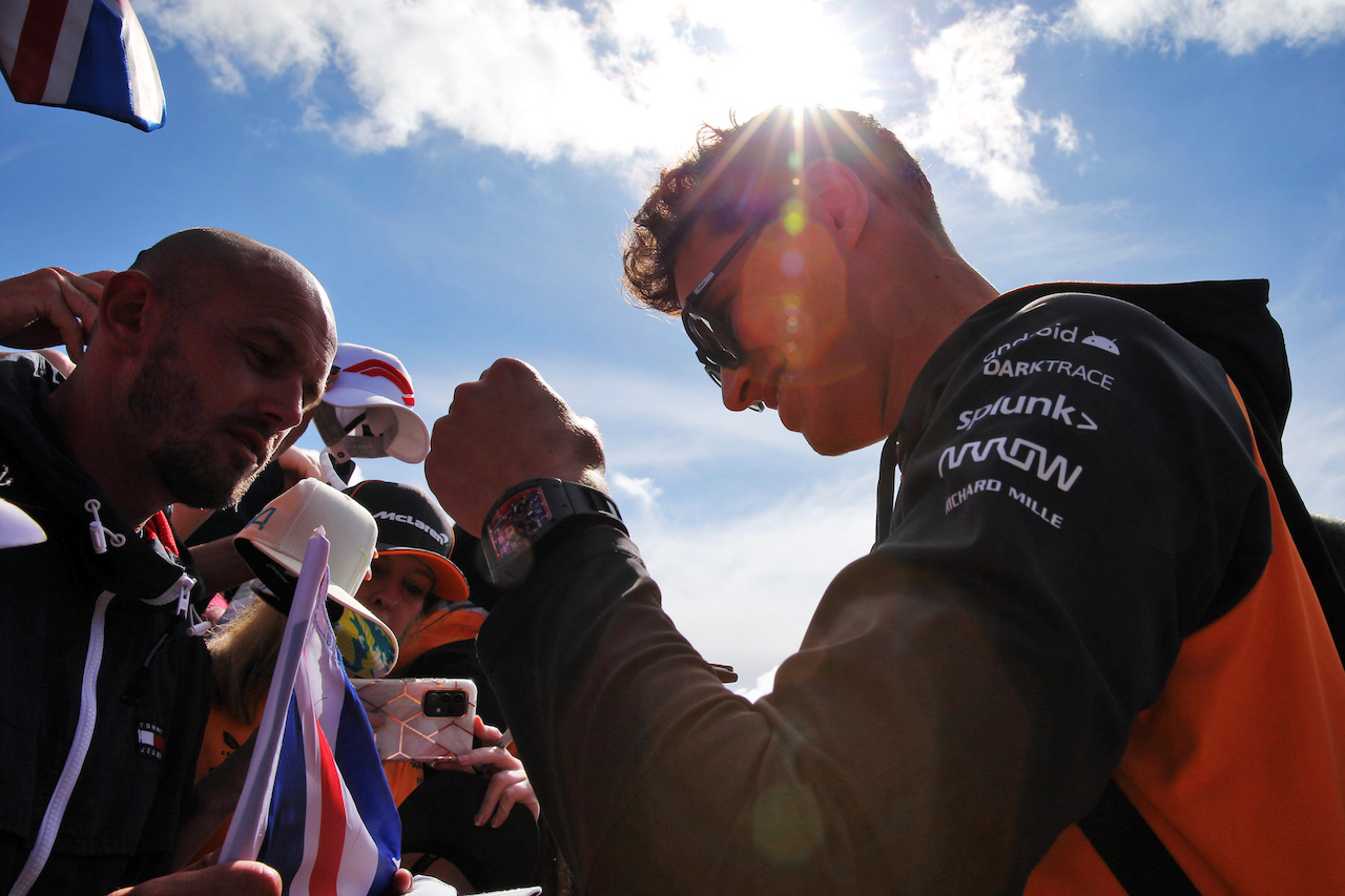 GP GRAN BRETAGNA, Lando Norris (GBR) McLaren with fans.
03.07.2022. Formula 1 World Championship, Rd 10, British Grand Prix, Silverstone, England, Gara Day.
- www.xpbimages.com, EMail: requests@xpbimages.com © Copyright: Rew / XPB Images