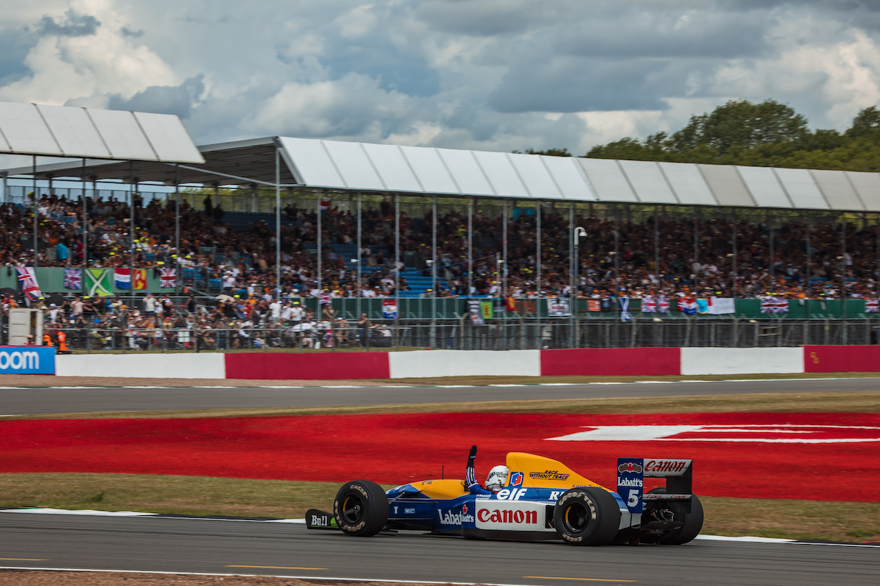 GP GRAN BRETAGNA, Sebastian Vettel (GER) Aston Martin F1 Team runs his Williams FW14B driven in 1992 by Nigel Mansell (GBR).
03.07.2022. Formula 1 World Championship, Rd 10, British Grand Prix, Silverstone, England, Gara Day.
- www.xpbimages.com, EMail: requests@xpbimages.com © Copyright: Bearne / XPB Images