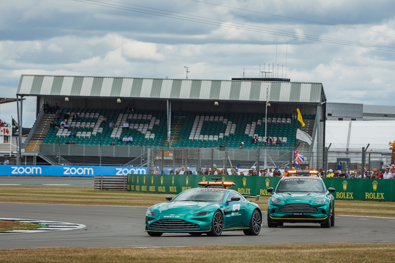 GP GRAN BRETAGNA, Aston Martin FIA Safety Car e Aston Martin FIA Medical Car.
03.07.2022. Formula 1 World Championship, Rd 10, British Grand Prix, Silverstone, England, Gara Day.
- www.xpbimages.com, EMail: requests@xpbimages.com © Copyright: Bearne / XPB Images
