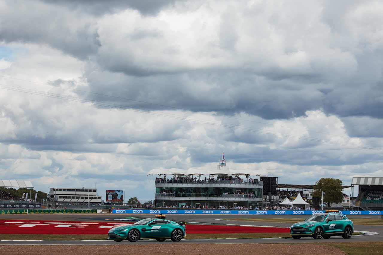 GP GRAN BRETAGNA, Aston Martin FIA Safety Car e Aston Martin FIA Medical Car.
03.07.2022. Formula 1 World Championship, Rd 10, British Grand Prix, Silverstone, England, Gara Day.
- www.xpbimages.com, EMail: requests@xpbimages.com © Copyright: Bearne / XPB Images