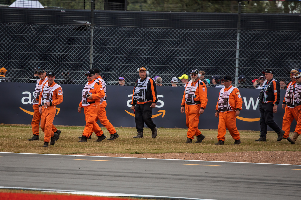 GP GRAN BRETAGNA, Circuit Atmosfera - marshals.
03.07.2022. Formula 1 World Championship, Rd 10, British Grand Prix, Silverstone, England, Gara Day.
- www.xpbimages.com, EMail: requests@xpbimages.com © Copyright: Bearne / XPB Images