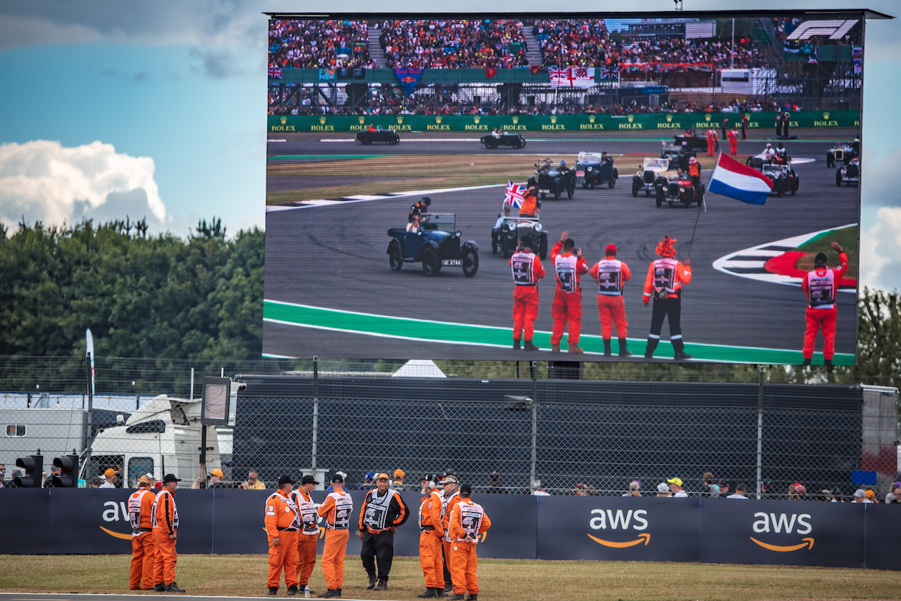 GP GRAN BRETAGNA, Circuit Atmosfera - marshals.
03.07.2022. Formula 1 World Championship, Rd 10, British Grand Prix, Silverstone, England, Gara Day.
- www.xpbimages.com, EMail: requests@xpbimages.com © Copyright: Bearne / XPB Images