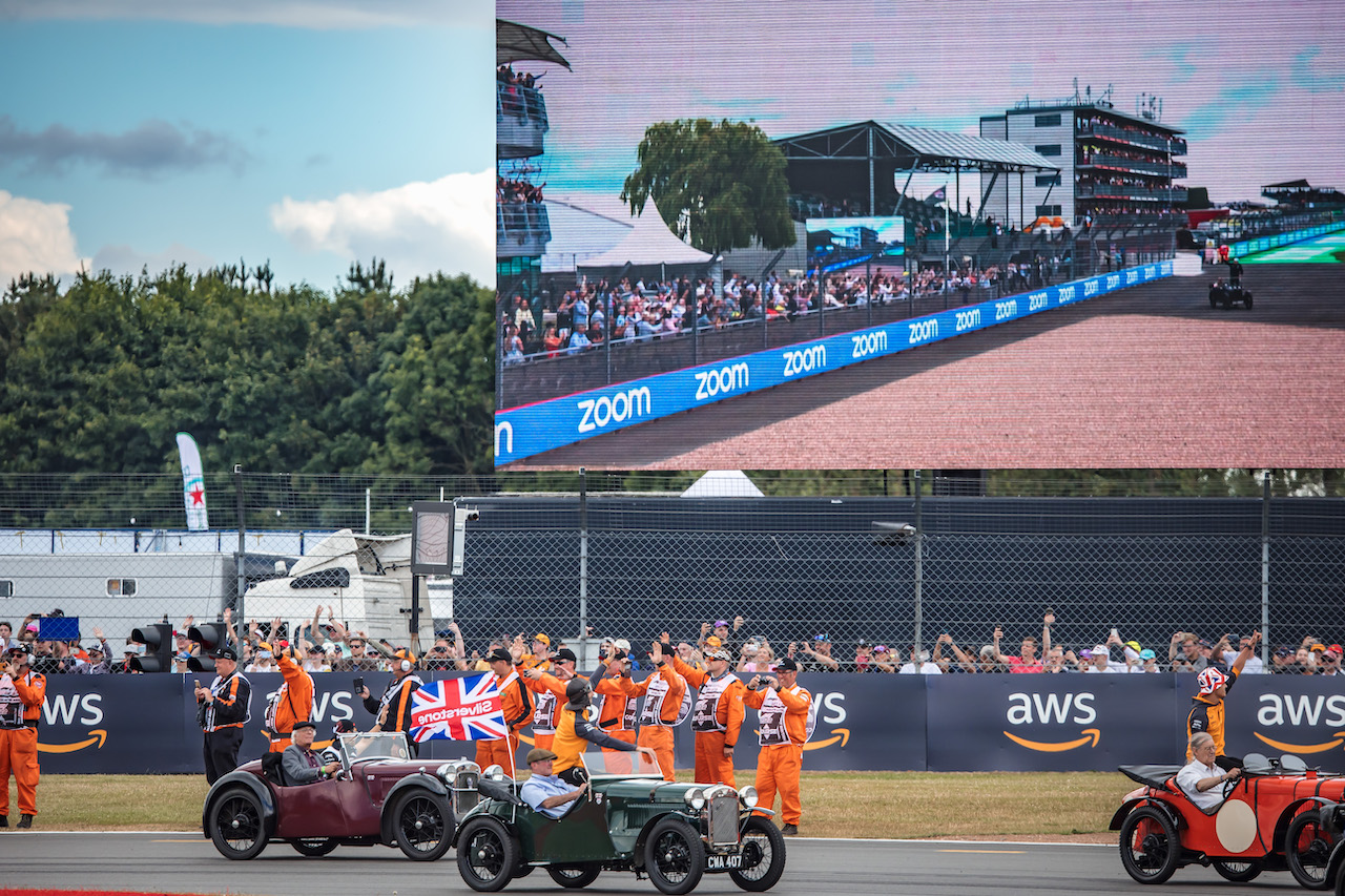 GP GRAN BRETAGNA, Lando Norris (GBR) McLaren e Daniel Ricciardo (AUS) McLaren on the drivers parade.
03.07.2022. Formula 1 World Championship, Rd 10, British Grand Prix, Silverstone, England, Gara Day.
- www.xpbimages.com, EMail: requests@xpbimages.com © Copyright: Bearne / XPB Images