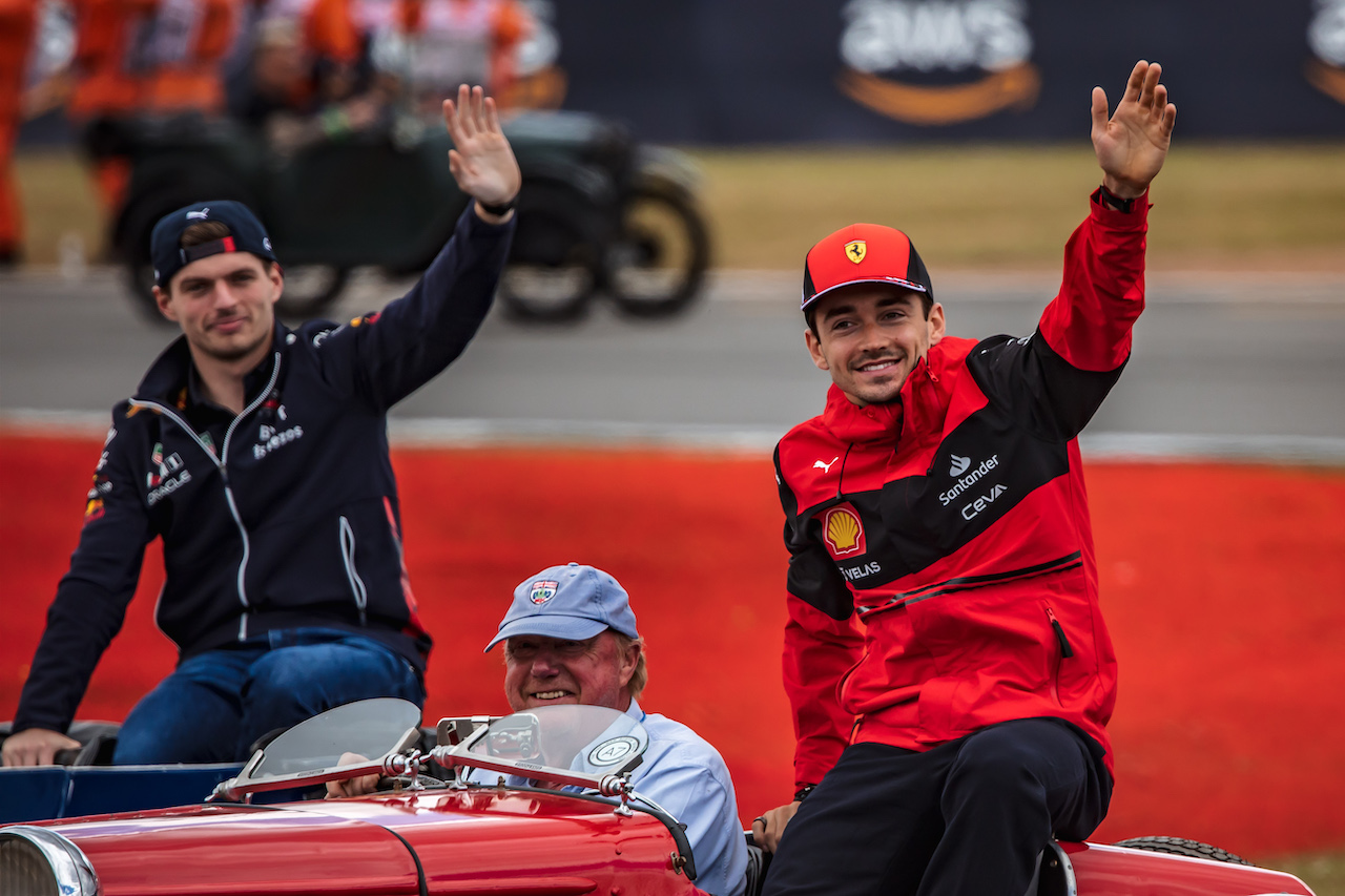 GP GRAN BRETAGNA, Charles Leclerc (MON) Ferrari e Max Verstappen (NLD) Red Bull Racing on the drivers parade.
03.07.2022. Formula 1 World Championship, Rd 10, British Grand Prix, Silverstone, England, Gara Day.
- www.xpbimages.com, EMail: requests@xpbimages.com © Copyright: Bearne / XPB Images