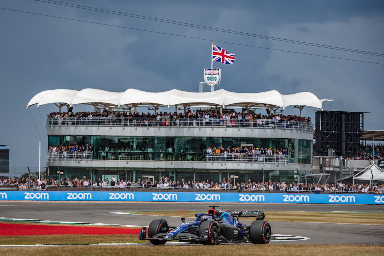 GP GRAN BRETAGNA, Alexander Albon (THA) Williams Racing FW44.
03.07.2022. Formula 1 World Championship, Rd 10, British Grand Prix, Silverstone, England, Gara Day.
- www.xpbimages.com, EMail: requests@xpbimages.com © Copyright: Bearne / XPB Images