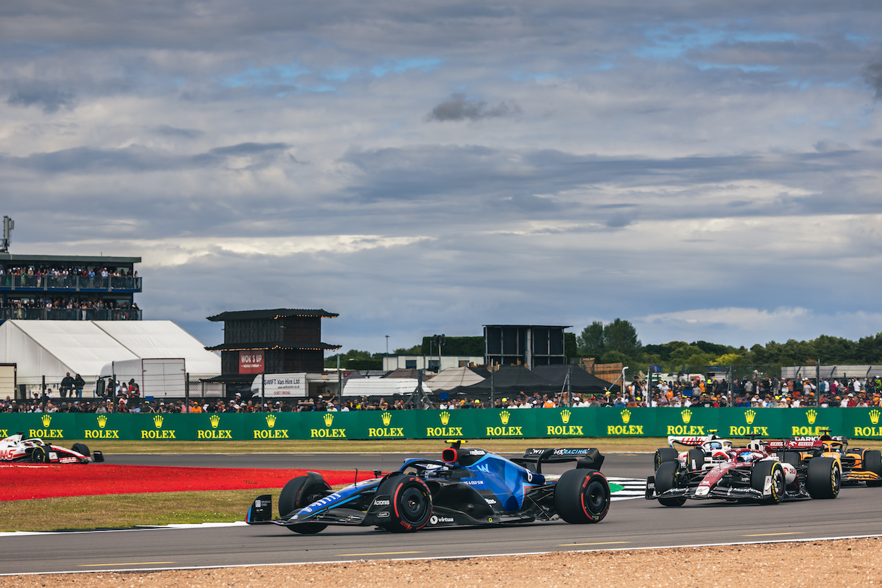 GP GRAN BRETAGNA, Nicholas Latifi (CDN) Williams Racing FW44.
03.07.2022. Formula 1 World Championship, Rd 10, British Grand Prix, Silverstone, England, Gara Day.
- www.xpbimages.com, EMail: requests@xpbimages.com © Copyright: Bearne / XPB Images