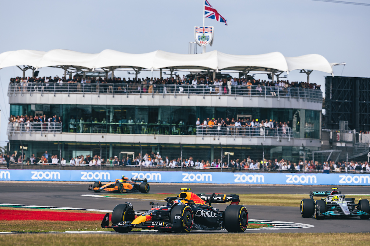 GP GRAN BRETAGNA, Sergio Perez (MEX) Red Bull Racing RB18.
03.07.2022. Formula 1 World Championship, Rd 10, British Grand Prix, Silverstone, England, Gara Day.
- www.xpbimages.com, EMail: requests@xpbimages.com © Copyright: Bearne / XPB Images