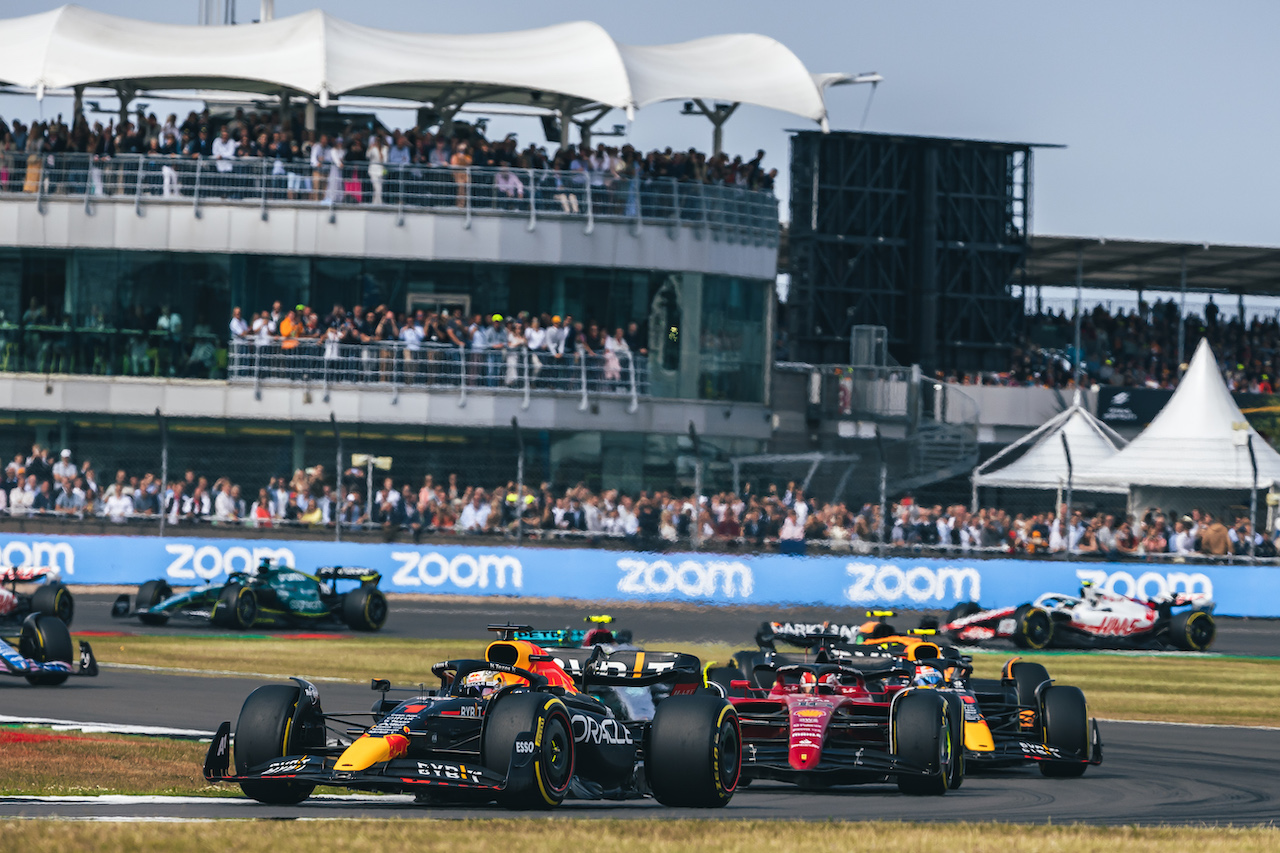 GP GRAN BRETAGNA, Max Verstappen (NLD) Red Bull Racing RB18.
03.07.2022. Formula 1 World Championship, Rd 10, British Grand Prix, Silverstone, England, Gara Day.
- www.xpbimages.com, EMail: requests@xpbimages.com © Copyright: Bearne / XPB Images