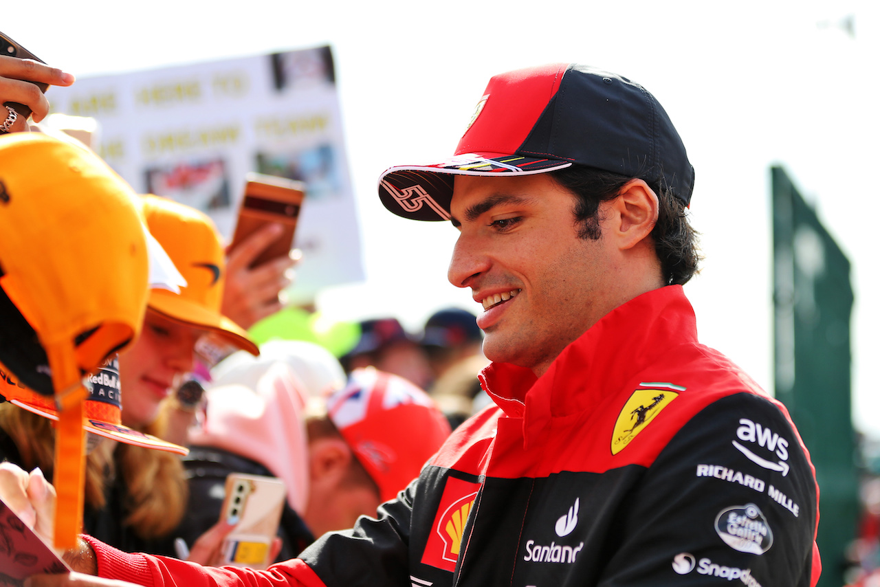 GP GRAN BRETAGNA, Carlos Sainz Jr (ESP) Ferrari with fans.
03.07.2022. Formula 1 World Championship, Rd 10, British Grand Prix, Silverstone, England, Gara Day.
- www.xpbimages.com, EMail: requests@xpbimages.com © Copyright: Rew / XPB Images