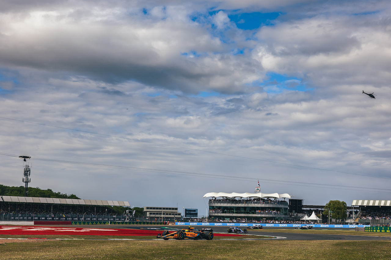 GP GRAN BRETAGNA, Lando Norris (GBR) McLaren MCL36.
03.07.2022. Formula 1 World Championship, Rd 10, British Grand Prix, Silverstone, England, Gara Day.
- www.xpbimages.com, EMail: requests@xpbimages.com © Copyright: Bearne / XPB Images