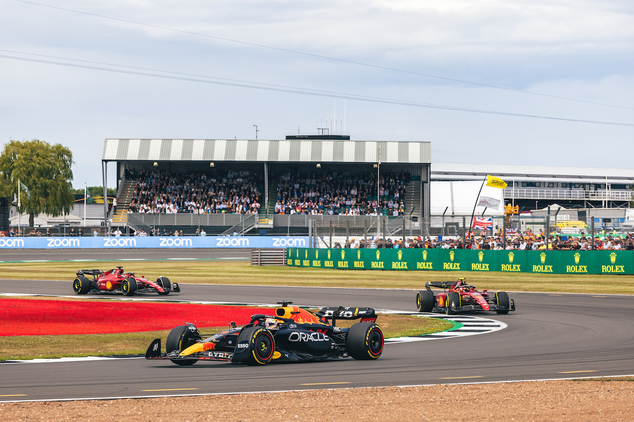 GP GRAN BRETAGNA, Max Verstappen (NLD) Red Bull Racing RB18.
03.07.2022. Formula 1 World Championship, Rd 10, British Grand Prix, Silverstone, England, Gara Day.
- www.xpbimages.com, EMail: requests@xpbimages.com © Copyright: Bearne / XPB Images