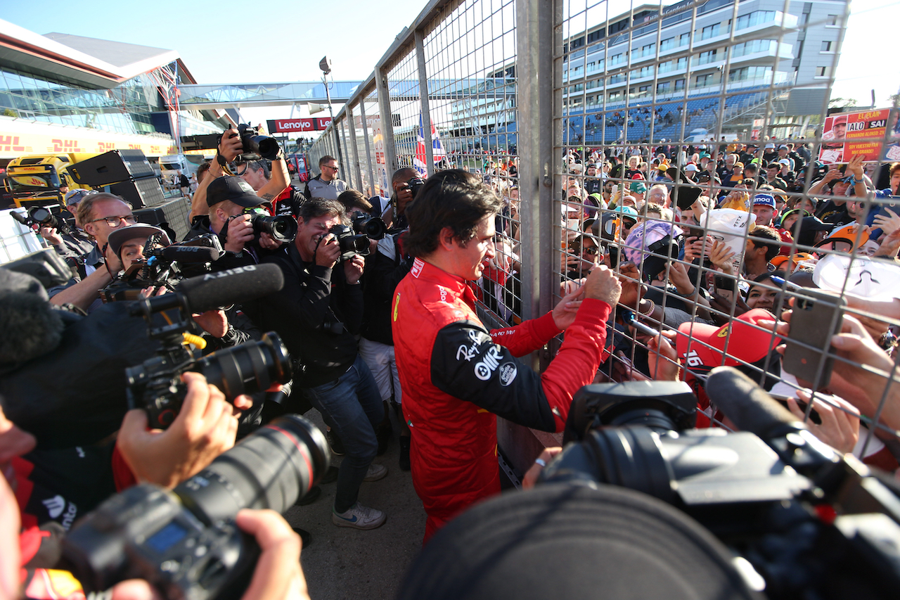 GP GRAN BRETAGNA, Gara winner Carlos Sainz Jr (ESP) Ferrari with fans.
03.07.2022. Formula 1 World Championship, Rd 10, British Grand Prix, Silverstone, England, Gara Day.
- www.xpbimages.com, EMail: requests@xpbimages.com © Copyright: Rew / XPB Images