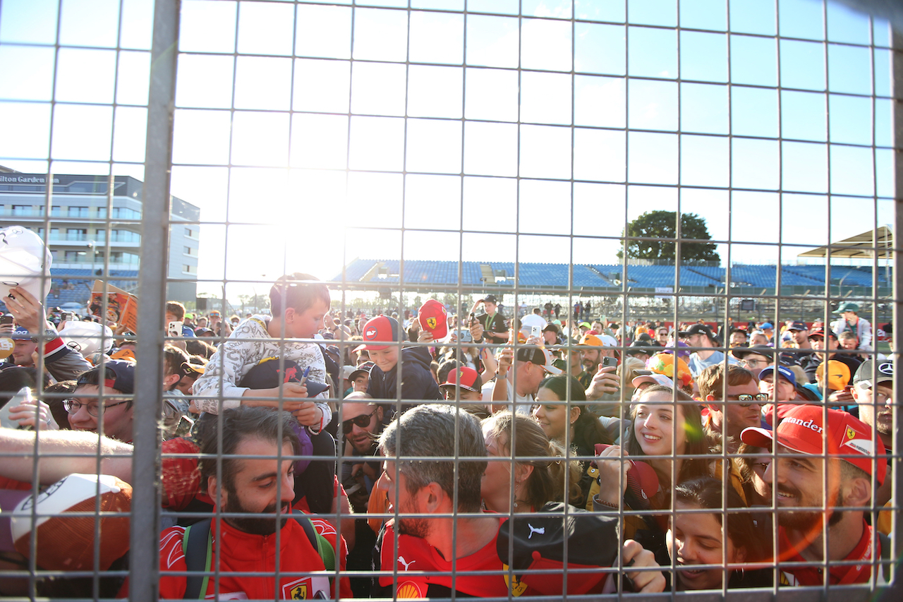 GP GRAN BRETAGNA, Gara winner Carlos Sainz Jr (ESP) Ferrari with fans.
03.07.2022. Formula 1 World Championship, Rd 10, British Grand Prix, Silverstone, England, Gara Day.
- www.xpbimages.com, EMail: requests@xpbimages.com © Copyright: Rew / XPB Images