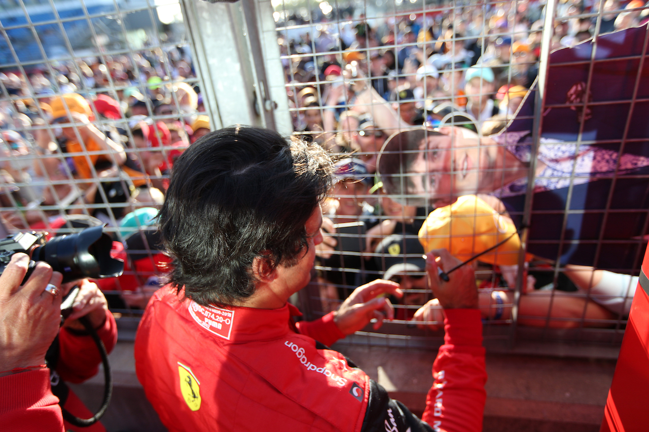GP GRAN BRETAGNA, Gara winner Carlos Sainz Jr (ESP) Ferrari with fans.
03.07.2022. Formula 1 World Championship, Rd 10, British Grand Prix, Silverstone, England, Gara Day.
- www.xpbimages.com, EMail: requests@xpbimages.com © Copyright: Rew / XPB Images