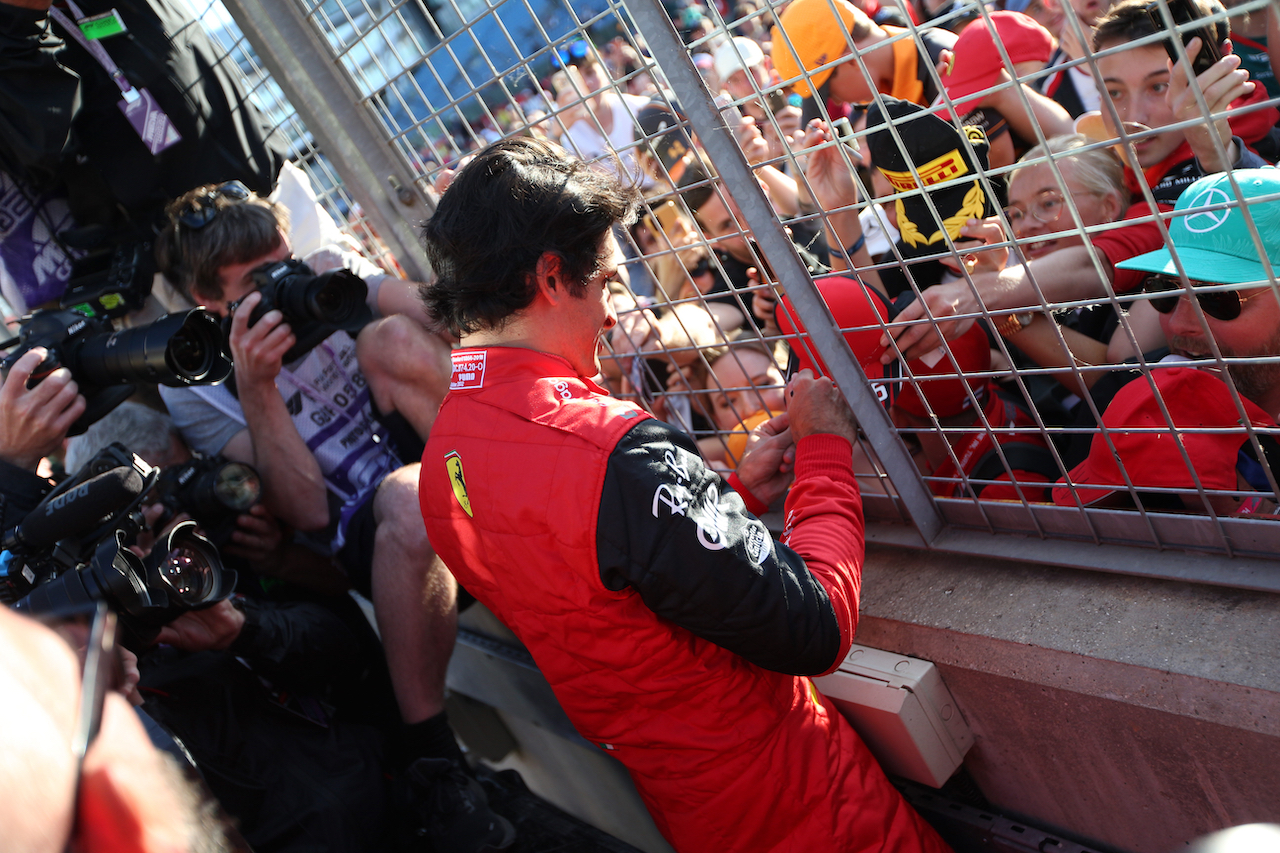 GP GRAN BRETAGNA, Gara winner Carlos Sainz Jr (ESP) Ferrari with fans.
03.07.2022. Formula 1 World Championship, Rd 10, British Grand Prix, Silverstone, England, Gara Day.
- www.xpbimages.com, EMail: requests@xpbimages.com © Copyright: Rew / XPB Images