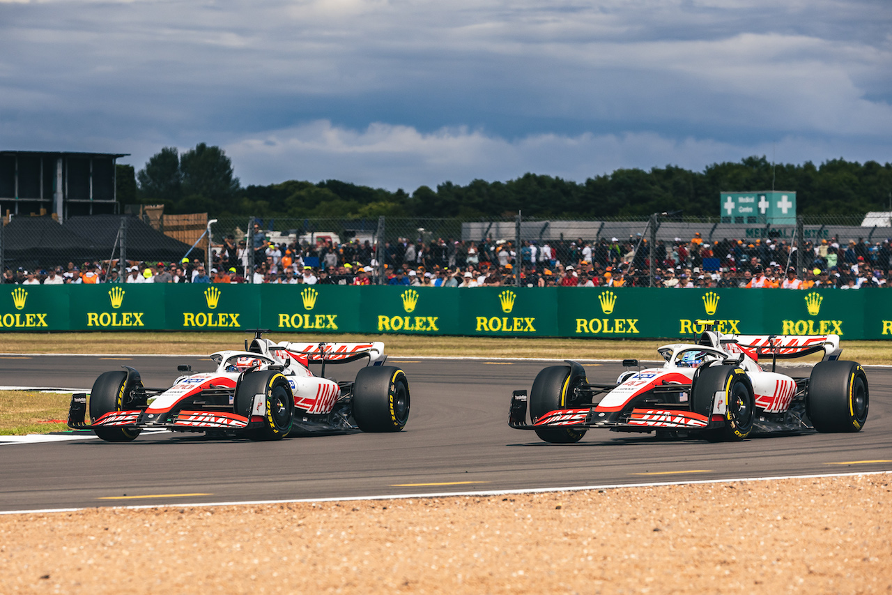 GP GRAN BRETAGNA, (L to R): Kevin Magnussen (DEN) Haas VF-22 e Mick Schumacher (GER) Haas VF-22 battle for position.
03.07.2022. Formula 1 World Championship, Rd 10, British Grand Prix, Silverstone, England, Gara Day.
- www.xpbimages.com, EMail: requests@xpbimages.com © Copyright: Bearne / XPB Images
