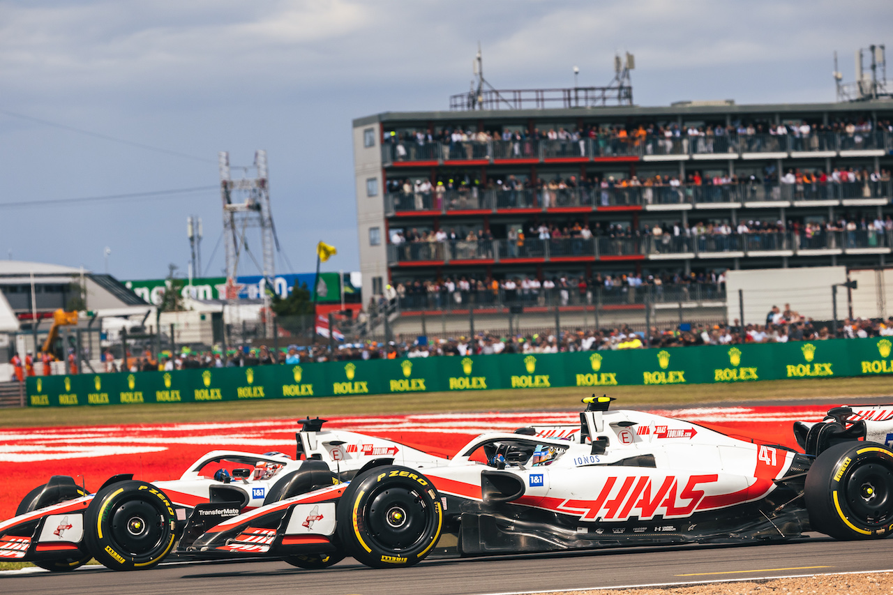 GP GRAN BRETAGNA, Kevin Magnussen (DEN) Haas VF-22 e Mick Schumacher (GER) Haas VF-22 battle for position.
03.07.2022. Formula 1 World Championship, Rd 10, British Grand Prix, Silverstone, England, Gara Day.
- www.xpbimages.com, EMail: requests@xpbimages.com © Copyright: Bearne / XPB Images
