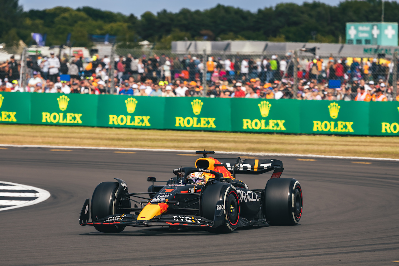 GP GRAN BRETAGNA, Max Verstappen (NLD) Red Bull Racing RB18.
03.07.2022. Formula 1 World Championship, Rd 10, British Grand Prix, Silverstone, England, Gara Day.
- www.xpbimages.com, EMail: requests@xpbimages.com © Copyright: Bearne / XPB Images