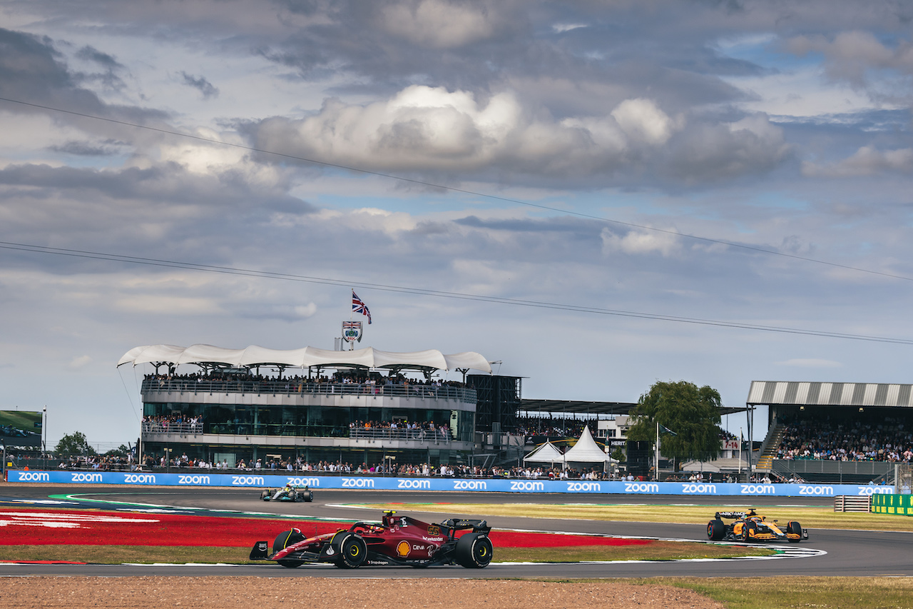 GP GRAN BRETAGNA, Carlos Sainz Jr (ESP) Ferrari F1-75.
03.07.2022. Formula 1 World Championship, Rd 10, British Grand Prix, Silverstone, England, Gara Day.
- www.xpbimages.com, EMail: requests@xpbimages.com © Copyright: Bearne / XPB Images