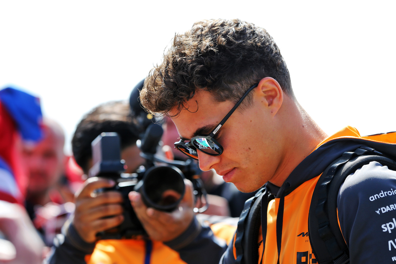 GP GRAN BRETAGNA, Lando Norris (GBR) McLaren with fans.
03.07.2022. Formula 1 World Championship, Rd 10, British Grand Prix, Silverstone, England, Gara Day.
- www.xpbimages.com, EMail: requests@xpbimages.com © Copyright: Rew / XPB Images