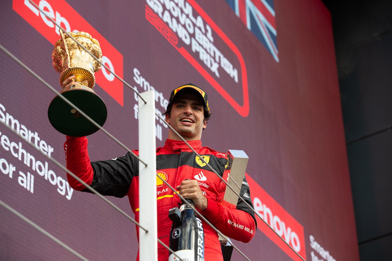 GP GRAN BRETAGNA, Gara winner Carlos Sainz Jr (ESP) Ferrari celebrates on the podium.
03.07.2022. Formula 1 World Championship, Rd 10, British Grand Prix, Silverstone, England, Gara Day.
- www.xpbimages.com, EMail: requests@xpbimages.com © Copyright: Rew / XPB Images