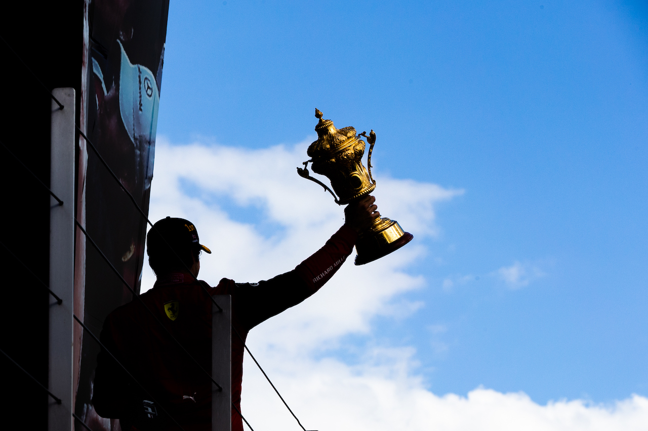 GP GRAN BRETAGNA, Gara winner Carlos Sainz Jr (ESP) Ferrari celebrates on the podium.
03.07.2022. Formula 1 World Championship, Rd 10, British Grand Prix, Silverstone, England, Gara Day.
- www.xpbimages.com, EMail: requests@xpbimages.com © Copyright: Rew / XPB Images