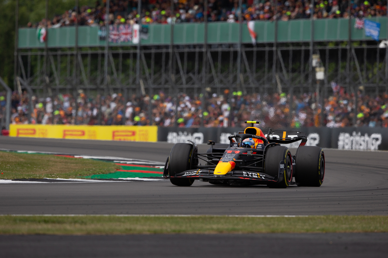 GP GRAN BRETAGNA, Sergio Perez (MEX) Red Bull Racing RB18.
03.07.2022. Formula 1 World Championship, Rd 10, British Grand Prix, Silverstone, England, Gara Day.
- www.xpbimages.com, EMail: requests@xpbimages.com © Copyright: Rew / XPB Images