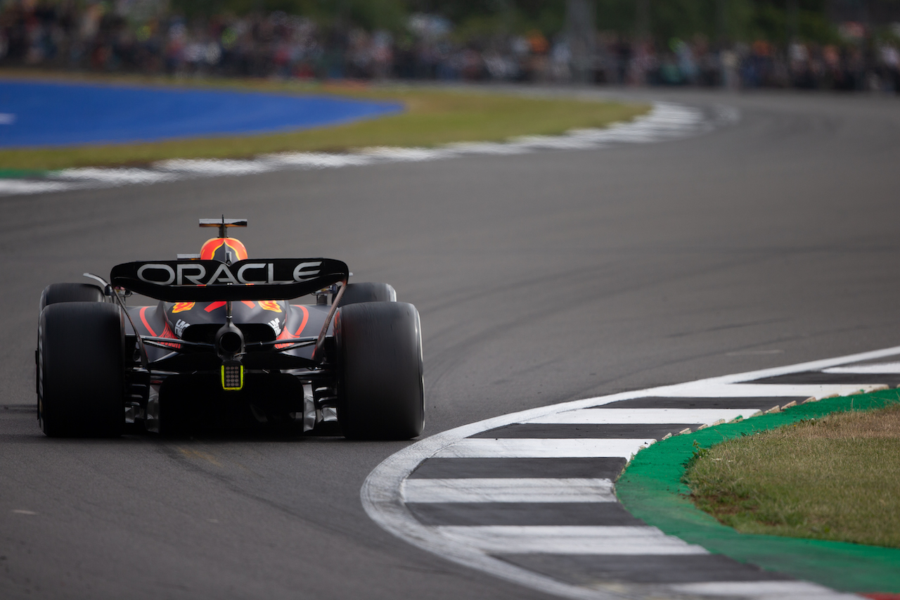 GP GRAN BRETAGNA, Max Verstappen (NLD) Red Bull Racing RB18.
03.07.2022. Formula 1 World Championship, Rd 10, British Grand Prix, Silverstone, England, Gara Day.
- www.xpbimages.com, EMail: requests@xpbimages.com © Copyright: Rew / XPB Images