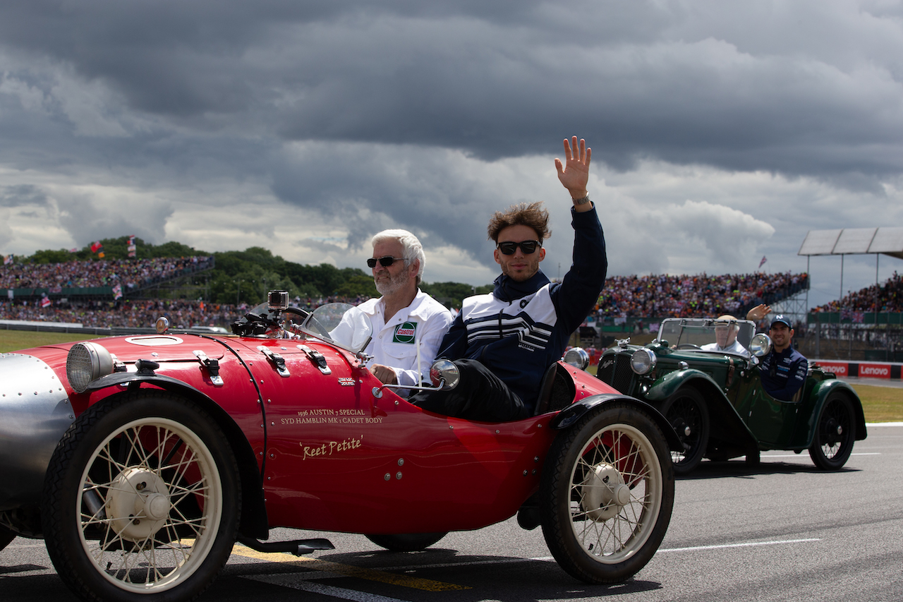 GP GRAN BRETAGNA, Pierre Gasly (FRA) AlphaTauri on the drivers parade.
03.07.2022. Formula 1 World Championship, Rd 10, British Grand Prix, Silverstone, England, Gara Day.
- www.xpbimages.com, EMail: requests@xpbimages.com © Copyright: Rew / XPB Images