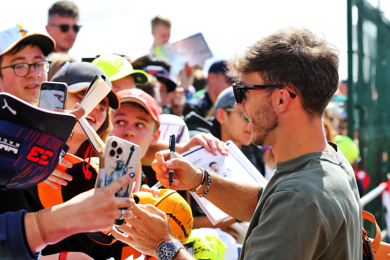 GP GRAN BRETAGNA, Pierre Gasly (FRA) AlphaTauri with fans.
03.07.2022. Formula 1 World Championship, Rd 10, British Grand Prix, Silverstone, England, Gara Day.
- www.xpbimages.com, EMail: requests@xpbimages.com © Copyright: Rew / XPB Images