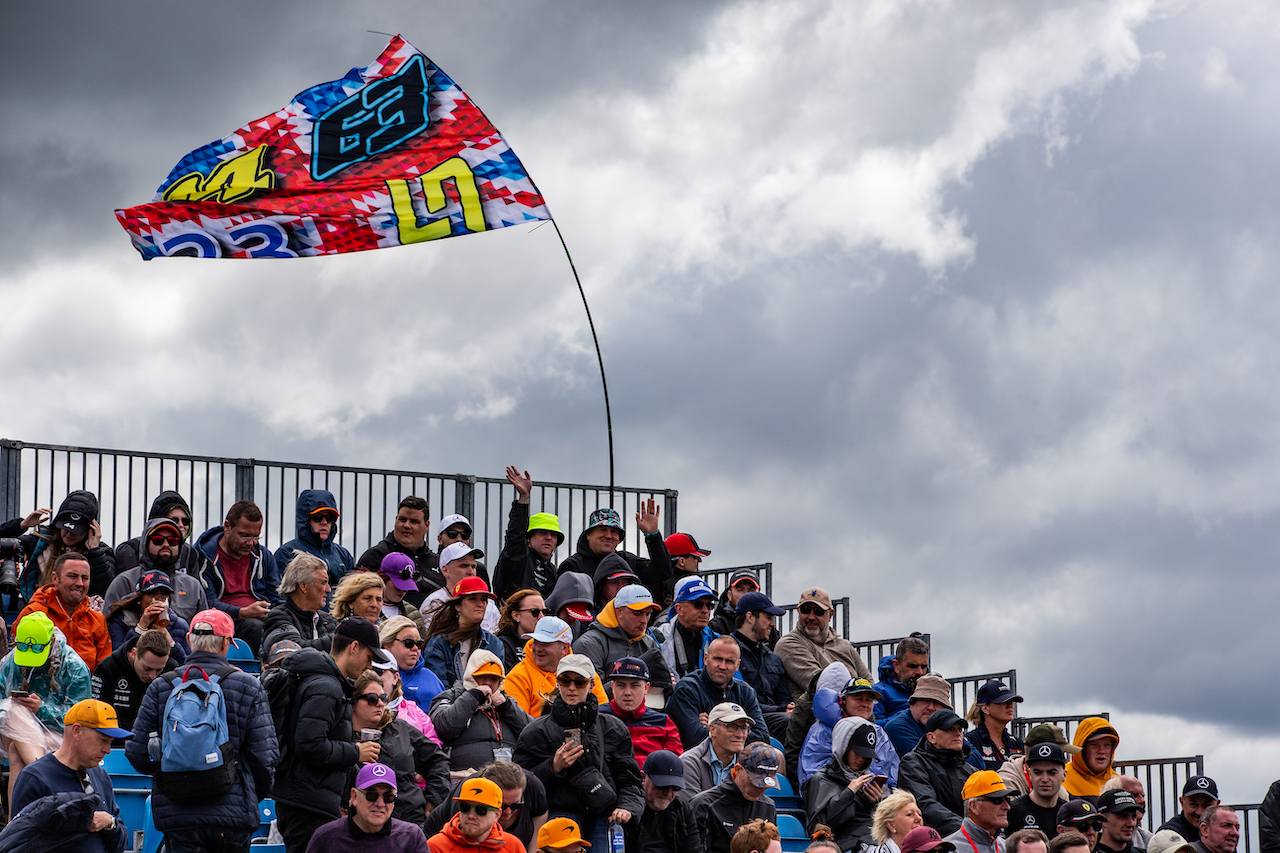 GP GRAN BRETAGNA, Circuit Atmosfera - fans in the grandstand.
03.07.2022. Formula 1 World Championship, Rd 10, British Grand Prix, Silverstone, England, Gara Day.
- www.xpbimages.com, EMail: requests@xpbimages.com © Copyright: Rew / XPB Images