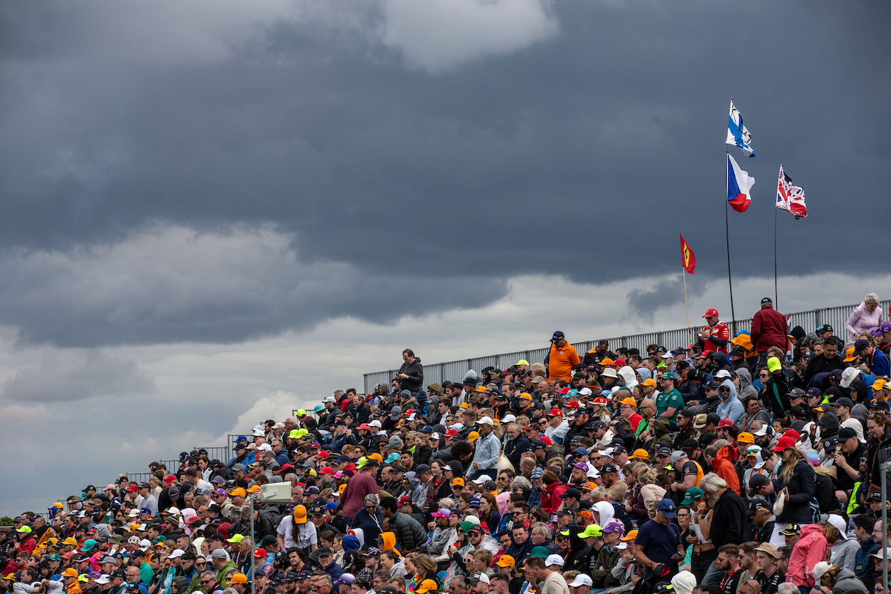 GP GRAN BRETAGNA, Circuit Atmosfera - fans in the grandstand.
03.07.2022. Formula 1 World Championship, Rd 10, British Grand Prix, Silverstone, England, Gara Day.
- www.xpbimages.com, EMail: requests@xpbimages.com © Copyright: Rew / XPB Images
