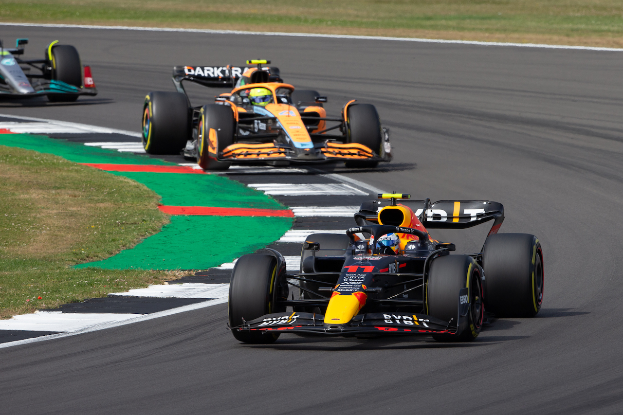 GP GRAN BRETAGNA, Sergio Perez (MEX) Red Bull Racing RB18.
03.07.2022. Formula 1 World Championship, Rd 10, British Grand Prix, Silverstone, England, Gara Day.
- www.xpbimages.com, EMail: requests@xpbimages.com © Copyright: Rew / XPB Images