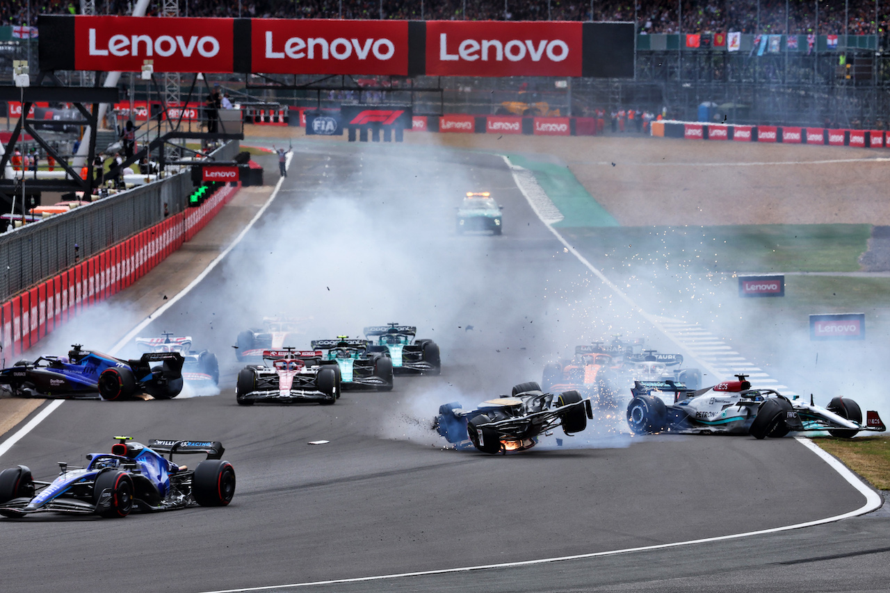 GP GRAN BRETAGNA, Guanyu Zhou (CHN) Alfa Romeo F1 Team C42; George Russell (GBR) Mercedes AMG F1 W13; e Alexander Albon (THA) Williams Racing FW44 crashed at the partenza of the race.
03.07.2022. Formula 1 World Championship, Rd 10, British Grand Prix, Silverstone, England, Gara Day.
- www.xpbimages.com, EMail: requests@xpbimages.com © Copyright: Batchelor / XPB Images