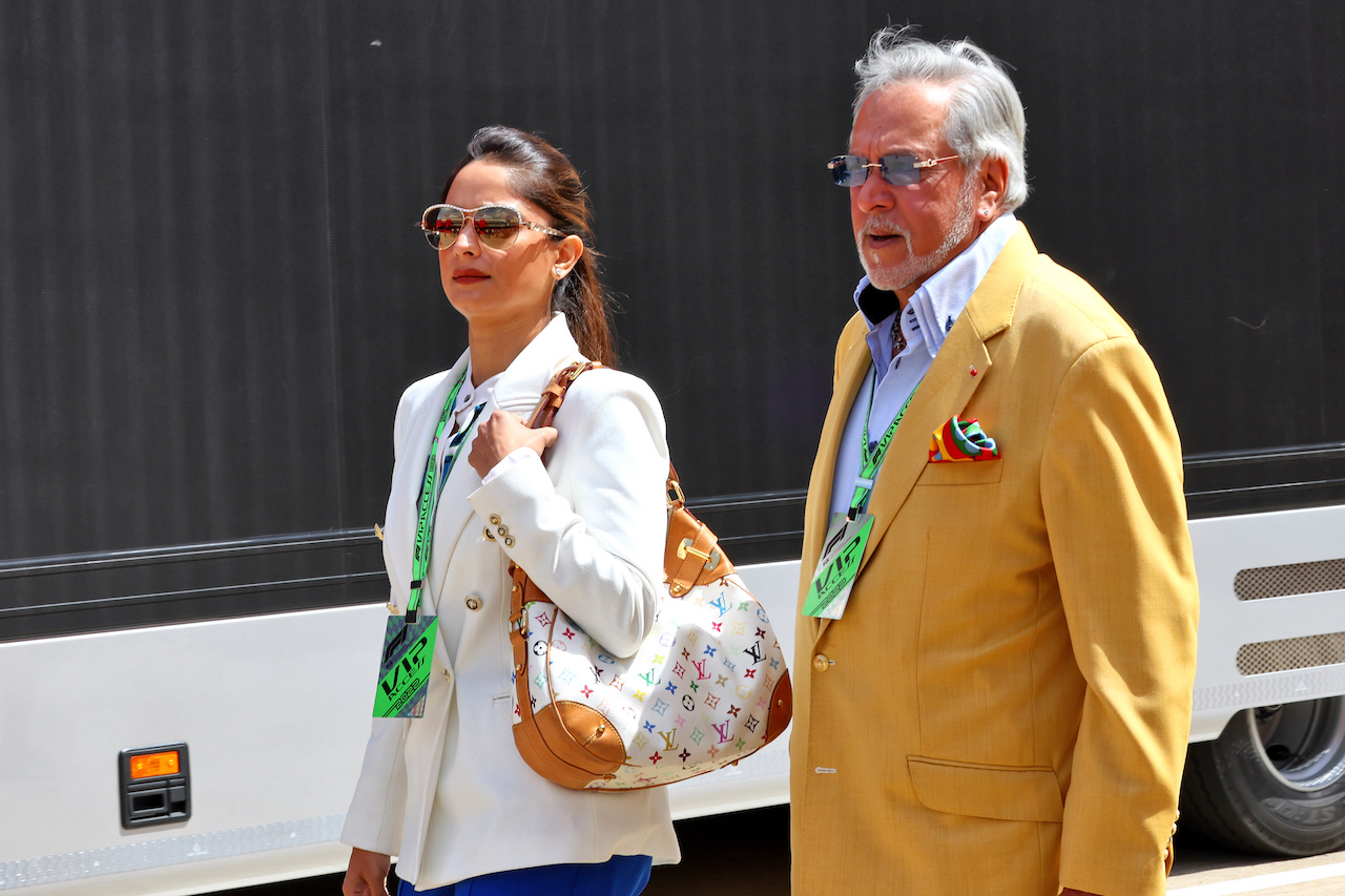 GP GRAN BRETAGNA, Dr. Vijay Mallya (IND) with his partner Pinky Lalwani (IND).
03.07.2022. Formula 1 World Championship, Rd 10, British Grand Prix, Silverstone, England, Gara Day.
- www.xpbimages.com, EMail: requests@xpbimages.com © Copyright: Batchelor / XPB Images