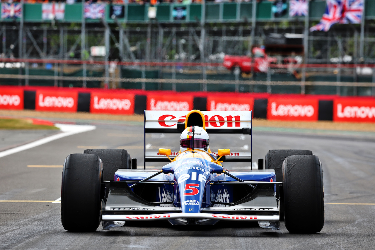 GP GRAN BRETAGNA, Sebastian Vettel (GER) Aston Martin F1 Team runs his Williams FW14B driven in 1992 by Nigel Mansell (GBR).
03.07.2022. Formula 1 World Championship, Rd 10, British Grand Prix, Silverstone, England, Gara Day.
- www.xpbimages.com, EMail: requests@xpbimages.com © Copyright: Batchelor / XPB Images