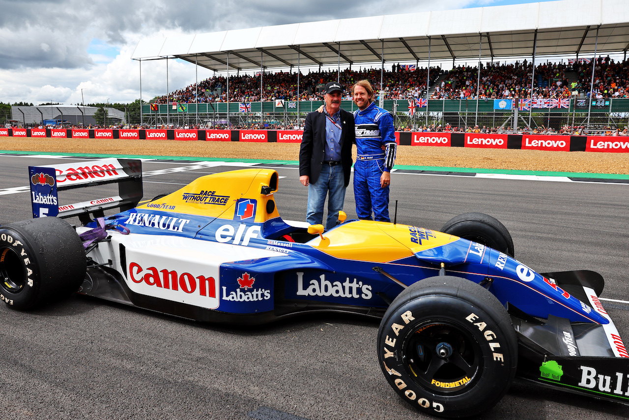 GP GRAN BRETAGNA, Sebastian Vettel (GER) Aston Martin F1 Team (Right) with Nigel Mansell (GBR) after he ran his Williams FW14B.
03.07.2022. Formula 1 World Championship, Rd 10, British Grand Prix, Silverstone, England, Gara Day.
- www.xpbimages.com, EMail: requests@xpbimages.com © Copyright: Batchelor / XPB Images
