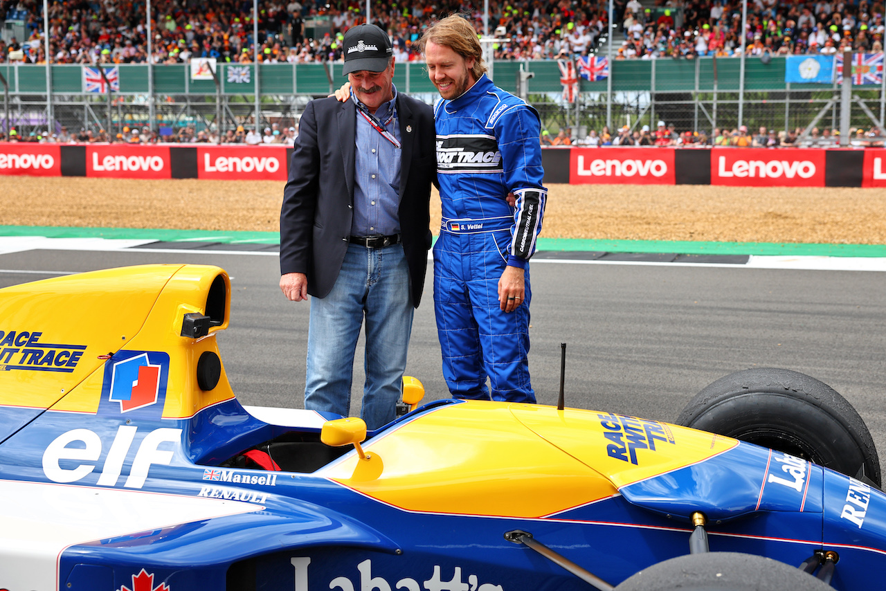 GP GRAN BRETAGNA, Sebastian Vettel (GER) Aston Martin F1 Team (Right) with Nigel Mansell (GBR) after he ran his Williams FW14B.
03.07.2022. Formula 1 World Championship, Rd 10, British Grand Prix, Silverstone, England, Gara Day.
- www.xpbimages.com, EMail: requests@xpbimages.com © Copyright: Batchelor / XPB Images