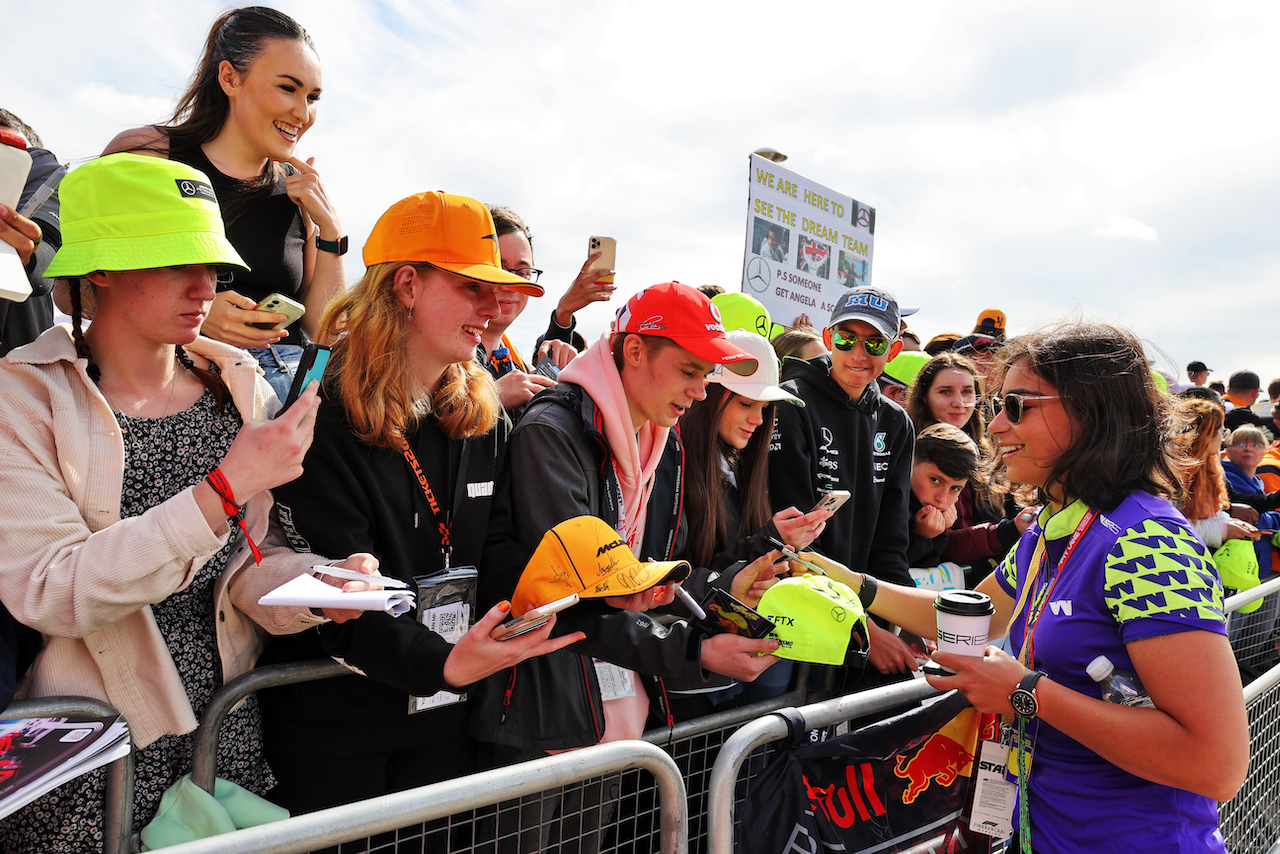 GP GRAN BRETAGNA, Jamie Chadwick (GBR) Jenner Racing with fans.
03.07.2022. Formula 1 World Championship, Rd 10, British Grand Prix, Silverstone, England, Gara Day.
- www.xpbimages.com, EMail: requests@xpbimages.com © Copyright: Moy / XPB Images