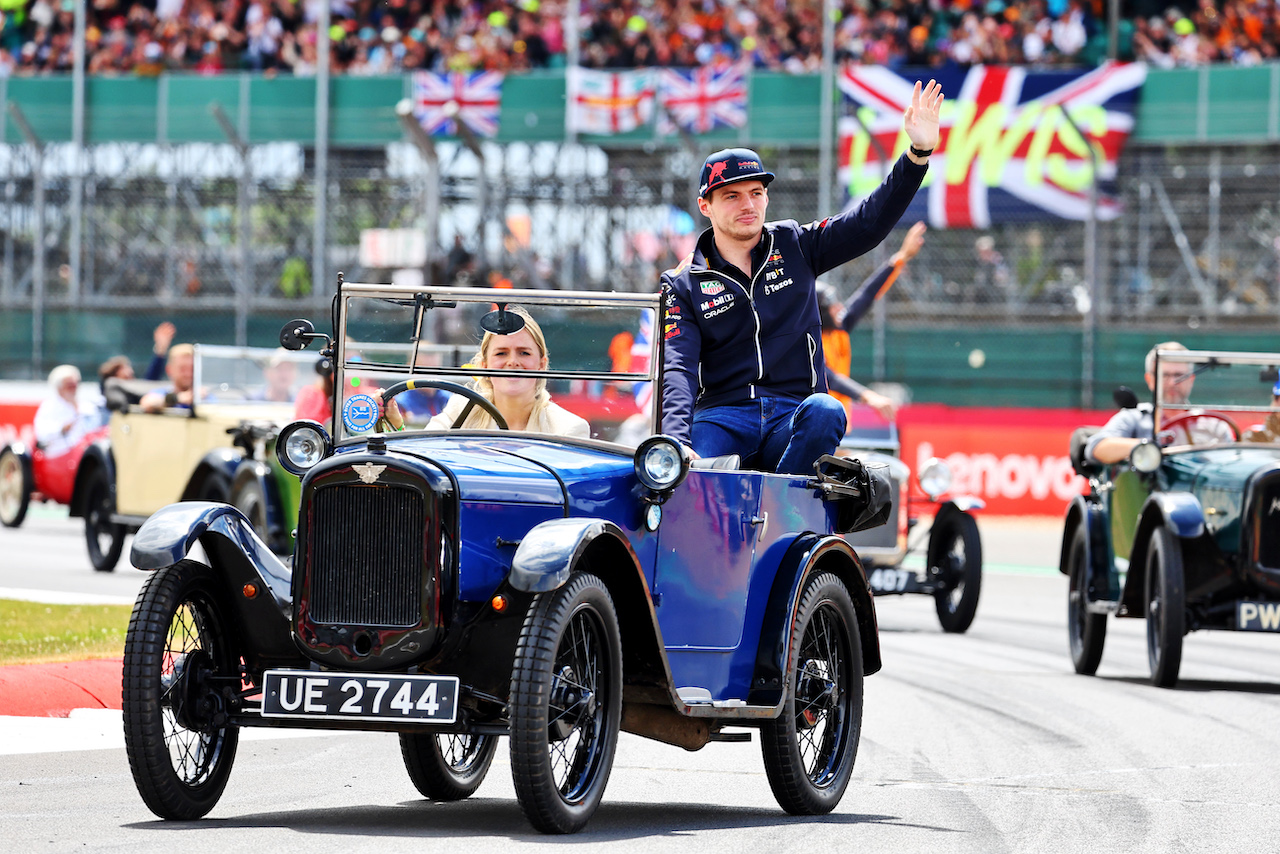 GP GRAN BRETAGNA, Max Verstappen (NLD) Red Bull Racing on the drivers parade.
03.07.2022. Formula 1 World Championship, Rd 10, British Grand Prix, Silverstone, England, Gara Day.
- www.xpbimages.com, EMail: requests@xpbimages.com © Copyright: Batchelor / XPB Images