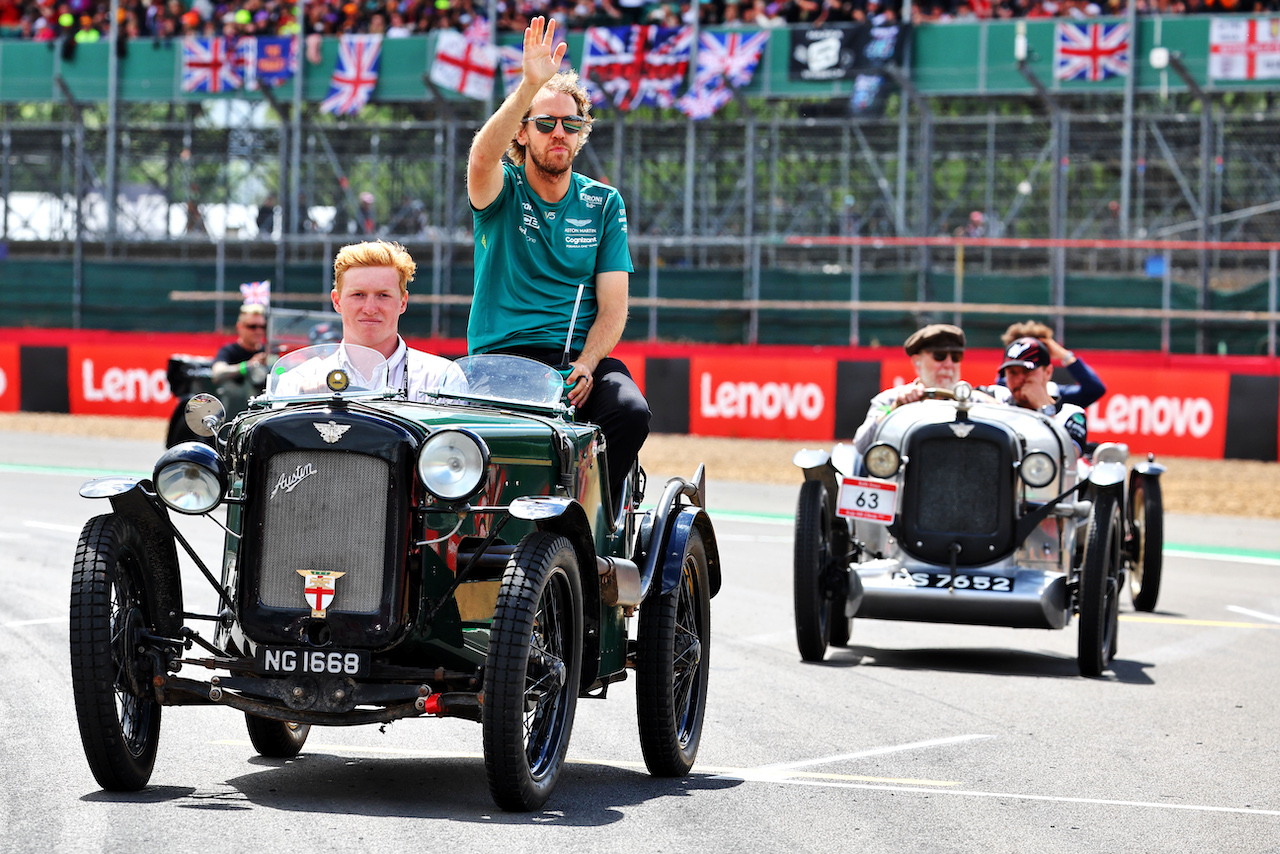 GP GRAN BRETAGNA, Sebastian Vettel (GER) Aston Martin F1 Team on the drivers parade.
03.07.2022. Formula 1 World Championship, Rd 10, British Grand Prix, Silverstone, England, Gara Day.
- www.xpbimages.com, EMail: requests@xpbimages.com © Copyright: Batchelor / XPB Images