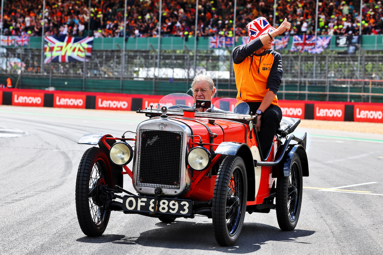 GP GRAN BRETAGNA, Lando Norris (GBR) McLaren on the drivers parade.
03.07.2022. Formula 1 World Championship, Rd 10, British Grand Prix, Silverstone, England, Gara Day.
- www.xpbimages.com, EMail: requests@xpbimages.com © Copyright: Batchelor / XPB Images