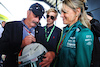 GP GRAN BRETAGNA, (L to R): Nigel Mansell (GBR) with Britta Roeske (AUT) Aston Martin F1 Team Public Relations Manager, signing the helmet of Sebastian Vettel (GER) Aston Martin F1 Team.
03.07.2022. Formula 1 World Championship, Rd 10, British Grand Prix, Silverstone, England, Gara Day.
- www.xpbimages.com, EMail: requests@xpbimages.com © Copyright: Batchelor / XPB Images